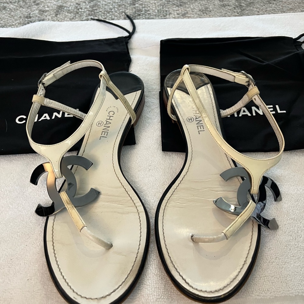 Authentic CHANEL White Patent Leather Silver CC Logo Thongs/Sandals